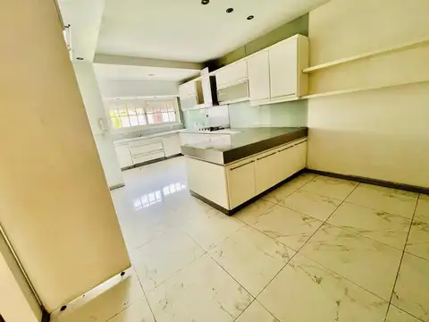 Casa en Venta con 3 cocheras