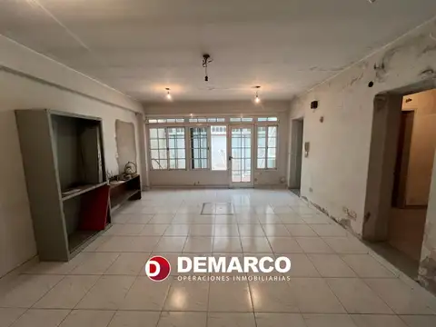 CASA EX MUNICIPAL CON COCHERA DOBLE, SOBRE LOTE PROPIO