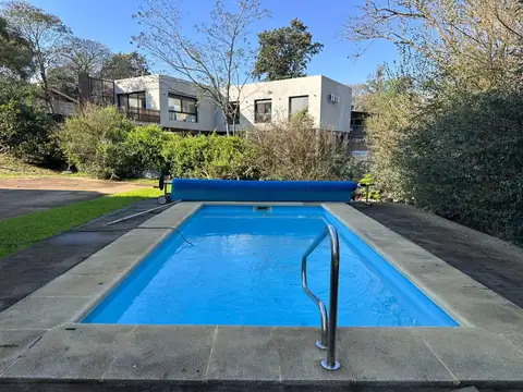 Casa 8 ambientes con 2 baños