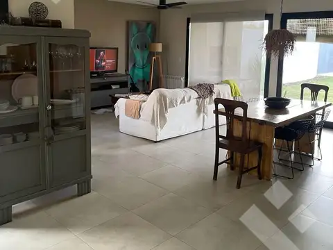 Casa 4 ambientes con 2 baños