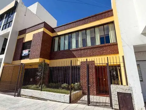 VENTA CASA 5 DORMITORIOS Y QUINCHO CENTRO COMODORO