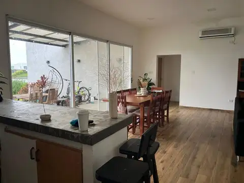 Casa 4 ambientes con 3 baños