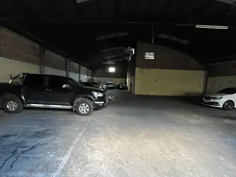Importante propiedad en venta con casa, local comercial y cochera para 20 autos