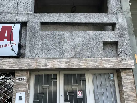 Importante propiedad en venta con casa, local comercial y cochera para 20 autos