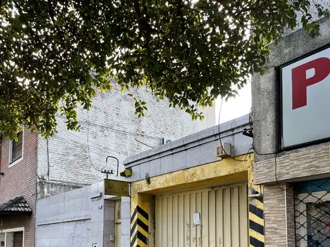 Importante propiedad en venta con casa, local comercial y cochera para 20 autos
