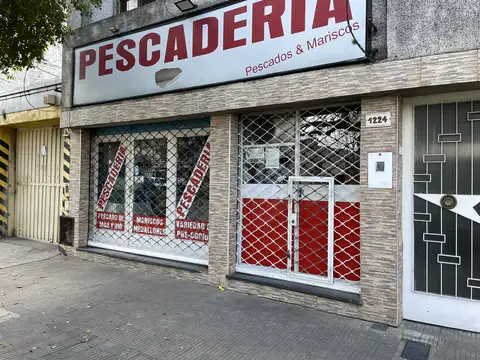 Importante propiedad en venta con casa, local comercial y cochera para 20 autos