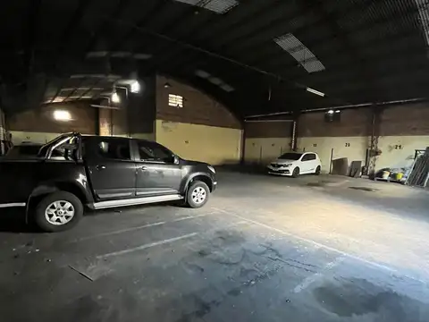 Importante propiedad en venta con casa, local comercial y cochera para 20 autos