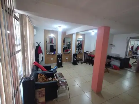 SE ALQUILA LOCAL SOBRE AVENIDA CON VIDRIERA - DOBLE PLANTA