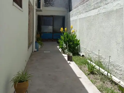 VENTA CASA MAS  3 DEPARTAMENTOS SOBRE AVENIDA MITRE