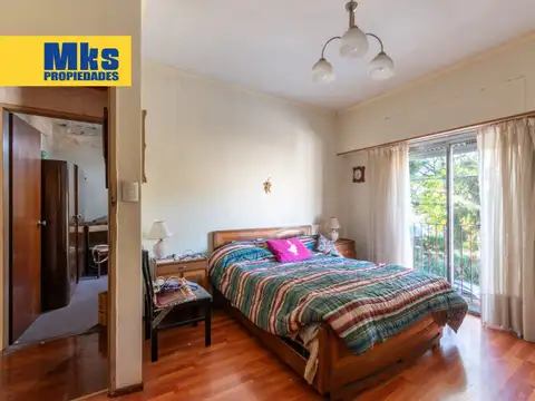 Venta casa en lote propio - dos plantas, terraza y cochera.