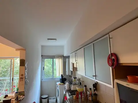 EXCELENTE DEPARTAMENTO AL FRENTE 2 BALCONES. MUY BIEN UBICADO. CERCA DE AV. RIVADAVIA. TODO LUZ