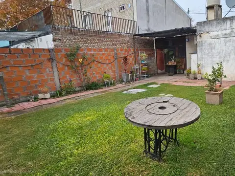 VENTA - CASA 3 DORMITORIOS PATIO VERDE Y COCHERA - BARRIO ALBERDI