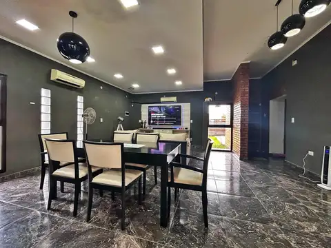 Casa 4 ambientes con 2 baños