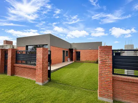 VENTA - Casa 2 dormitorios Roldan