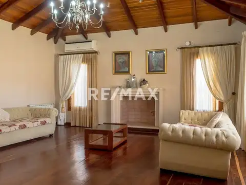 Casa 8 ambientes con 4 baños