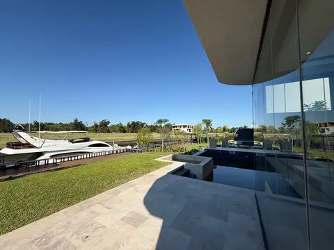Casa en venta /alquiler al rio y muelle propio en barrio El Yacht, Nordelta, Tigre