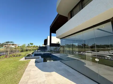 Casa en Alquiler con 2 cocheras