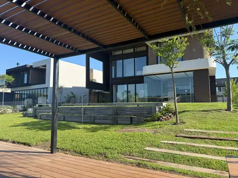 Casa 7 ambientes con 5 baños