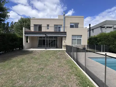 OPORTUNIDAD Casa en venta 3 dormitorios lote en esquina en Sauces Nordelta