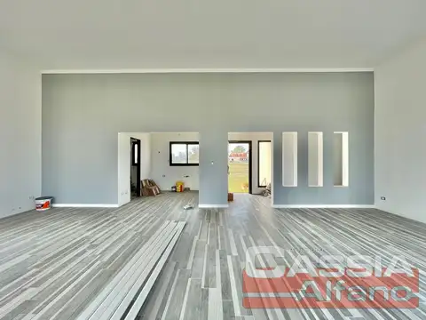Casa en Venta con 3 cocheras
