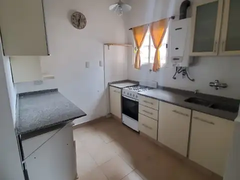3 ambientes 2 piso por escalera impecable , buen precio , excelente ubicacion
