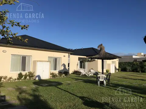 Complejo Conformado por 8 Unidades y Pileta - Colon