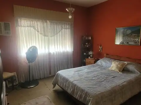 Casa 6 ambientes con 2 baños