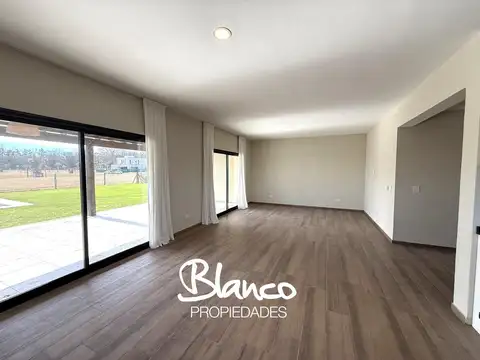 Casa 4 ambientes con 3 baños