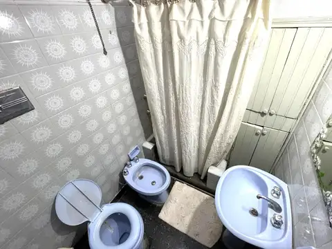 EXCELENTE CHALET DE 2 DORMITOR., CON LIVING Y GRAN COCINA COMEDOR, PATIO Y TERRAZA.