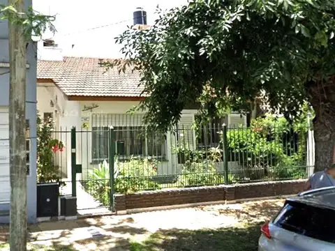 EXCELENTE CHALET DE 2 DORMITOR., CON LIVING Y GRAN COCINA COMEDOR, PATIO Y TERRAZA.