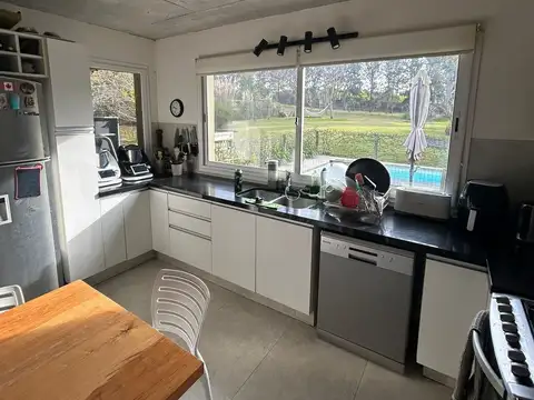 Casa en Alquiler con 2 cocheras