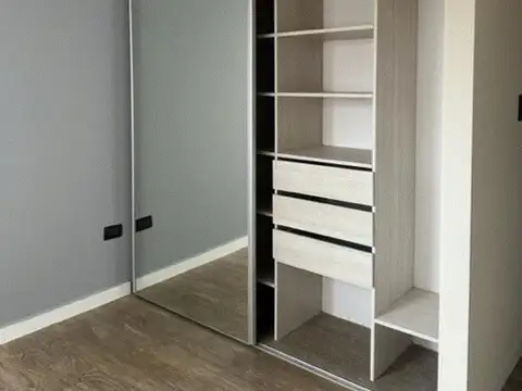 4 AMBIENTES CON 2 COCHERAS, COCINA IND, 2 BAÑOS COMPLETOS , PARRILLA