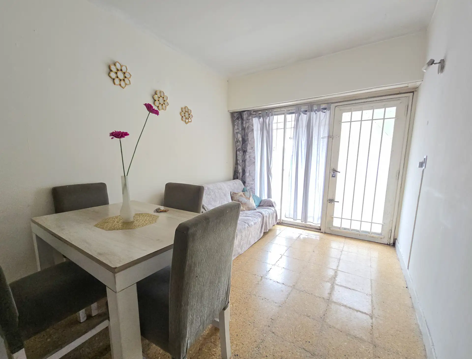 Dúplex 3 amb. con patio al frente - Apto crédito - Parque Luro