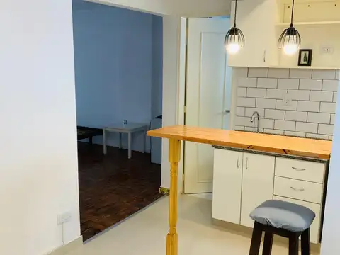 Marcelo T. de Alvear al 900 y Av. Carlos Pellegrini, Retiro. Monoambiente grande, divisible. Reciclado a nuevo. Luminoso. Superficie total: 47 m2. Piso 1 Contrafrente. Patio de 9 m2. Conexión lavarropas. Bajas expensas