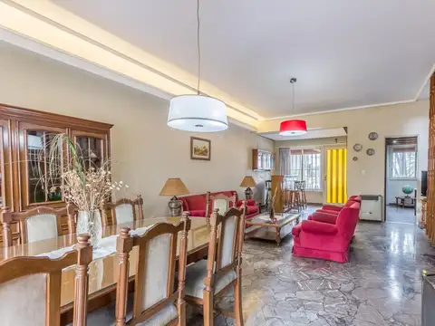 Venta Casa en Saenz Peña con garage, jardín, quincho y pileta.