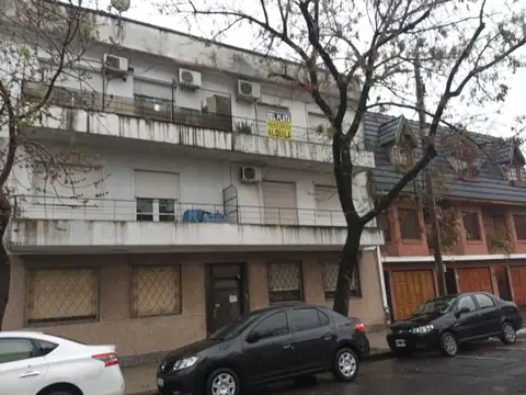 DEPTO DE 2 AMB CON BALCON AL FRENTE 2 PISO POR ESCALERA