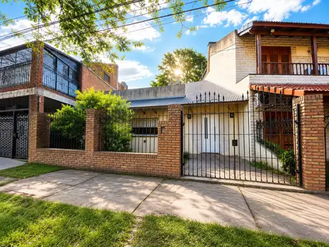Casa de 3 Dormitorios con Jardín, Patio y Cochera