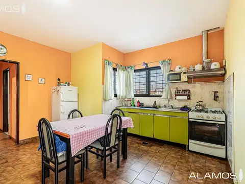 VENTA CASA DEPTO Y LOCAL EN VILLA SARMIENTO - MULTIFAMILIAR O INVERSION