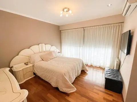 Casa en Venta con 9 cocheras