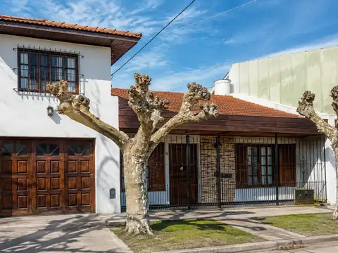VENTA CASA 4 AMBIENTES APTO CREDITO  CON PARQUE