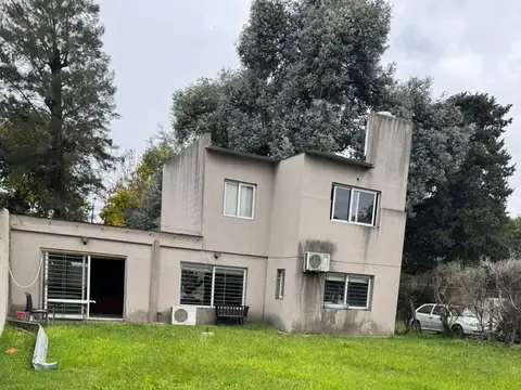 EXCLUSIVO BARRIO EL TRIÁNGULO | CASA 4 AMBIENTES SOBRE 500 M² DE LOTE, JARDÍN Y COCHERA