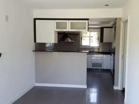CASA 5 AMBIENTES  ESCUCHA OFERTA