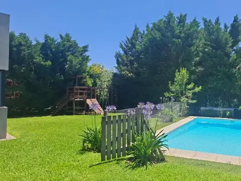 Casa en Alquiler con 2 cocheras