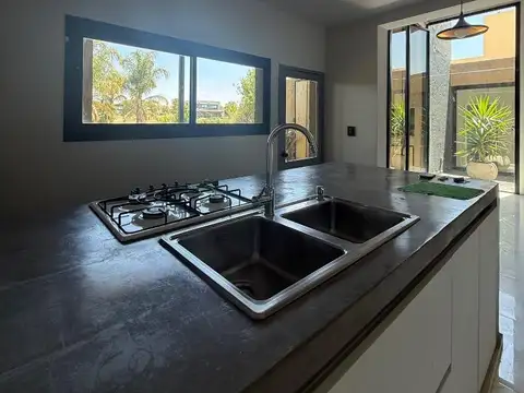 Casa en Alquiler con 4 cocheras