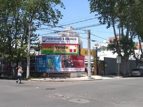 4 LOTES EN IMPORTANTE MANZANA.