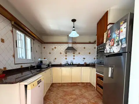 CASA 5 AMBIENTES CON GRAN FONDO Y COCHERA EN VENTA EN LANÚS
