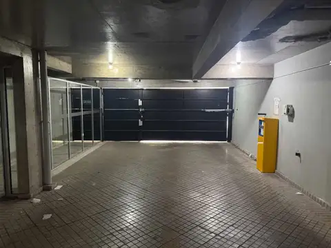 VENTA - COCHERA SOBRE AV. PELLEGRINI - TRIBUNALES