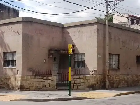 VENTA CASA ESQUINA 3 DORM C/COCHERA MACROCENTRO