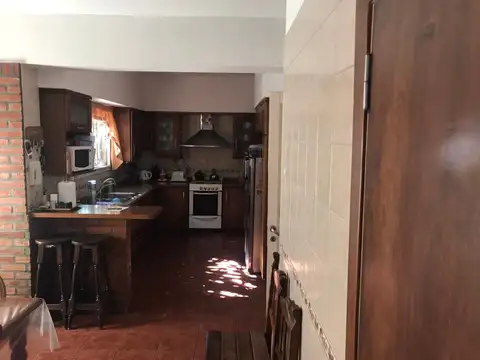 Casa 6 ambientes con 2 baños