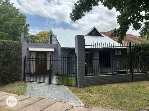 Casa 3 Dormitorios con Jardin, pileta y cochera - Tarragona 800 - Fisherton | Venta